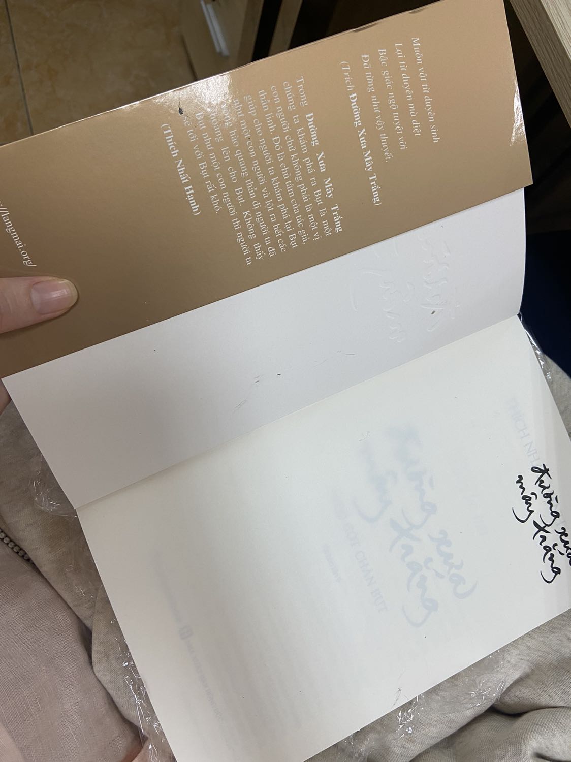 Sách cũ và bẩn, có nhiều vết xước. Ko phải kiểu để lâu nên cũ mà là sách cũ. Những sách giá trên 200k đều có lớp bóng kính bảo vệ, nhưng sách này ko còn, chỉ đc bọc 1 lớp màng bọc thực phẩm. Do là sách về Đức Phật nên mình sẽ ko yêu cầu đổi trả nhưng một cuốn sách giá trị mình rất muốn nó mới và thơm mùi sách chứ ko phải nhận một cuốn sách cũ thế này. Hơi buồn nhưng chắc do duyên. Mong nhà sách làm việc tốt hơn