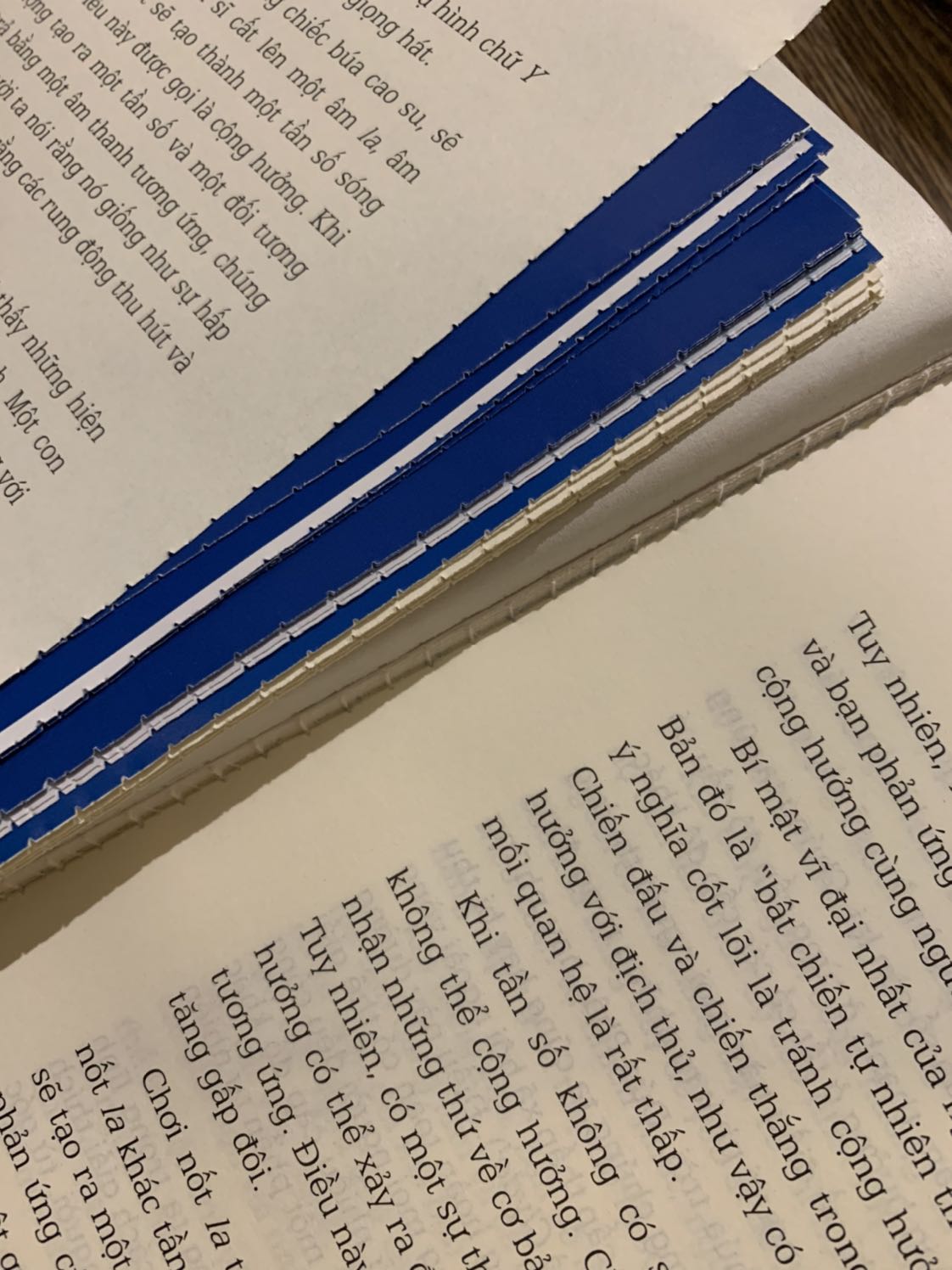 Thật là buồn! 
Quyển sách mua về, dở ra đọc lần đầu thì cứ mỗi khi sang trang lại đứt lìa 1 tờ. Mình hiểu là giá ở tiki là rất tốt so với giá thị trường, nhưng mà chất lượng đóng sách thế này thì bảo quản thế nào? Tiki hãy kiểm tra lại chất lượng sách trước khi trao đến tay người đọc nhé.