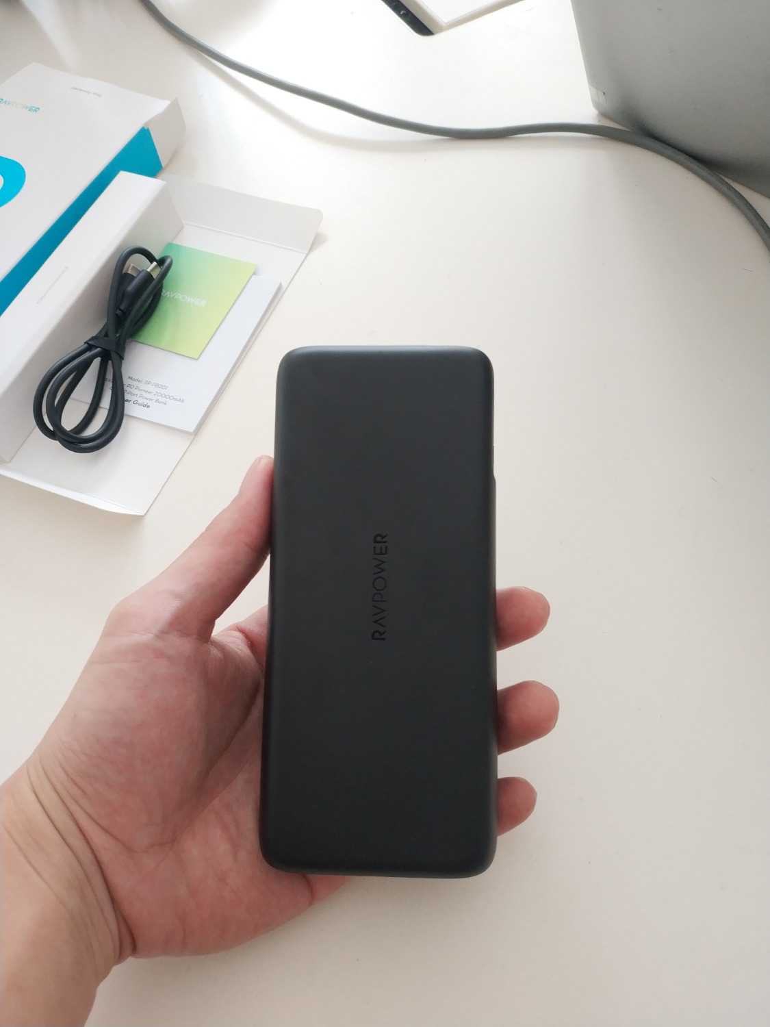 - Sản phẩm sử dụng tốt, sạc nhanh, thiết kế gọn nhẹ, công suất tối đa đúng với cam kết là PD 60w. Mình dùng để sạc Laptop, mặc dù công suất tối đa thấp hơn yêu cầu của Laptop là 65W nhưng vẫn sạc được, dùng để backup trong các trường hợp cần thiết.
- Dịch vụ Tiki tốt, giao hàng đúng hẹn mặc dù trời mưa khá to.