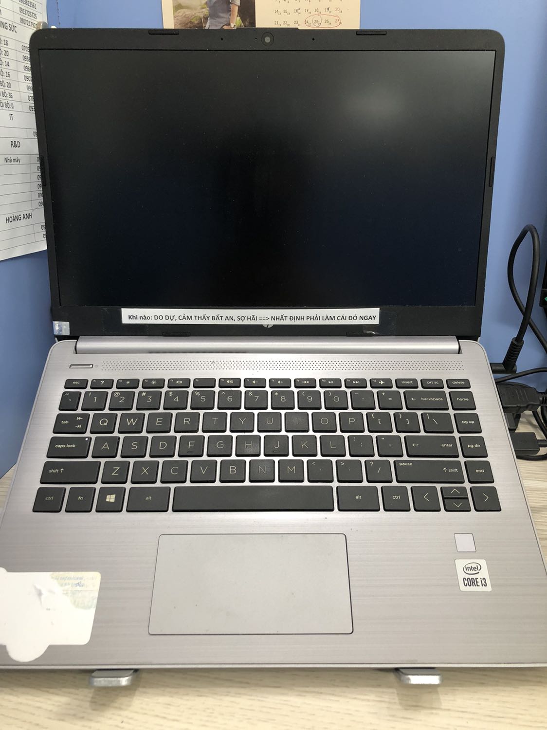 Giá cứng cáp, khá nặng. Mn lưu ý, để lap chắc chắn, dù chân bên trái hơi lỏng nhưng để lap lên thì ok. Đệm chống trượt ok, lap 13inch để vừa. Ko bị trượt trên mặt bàn, bám chắc. Các chi tiết, khớp nối cứng cáp 
Nói chung sp ok