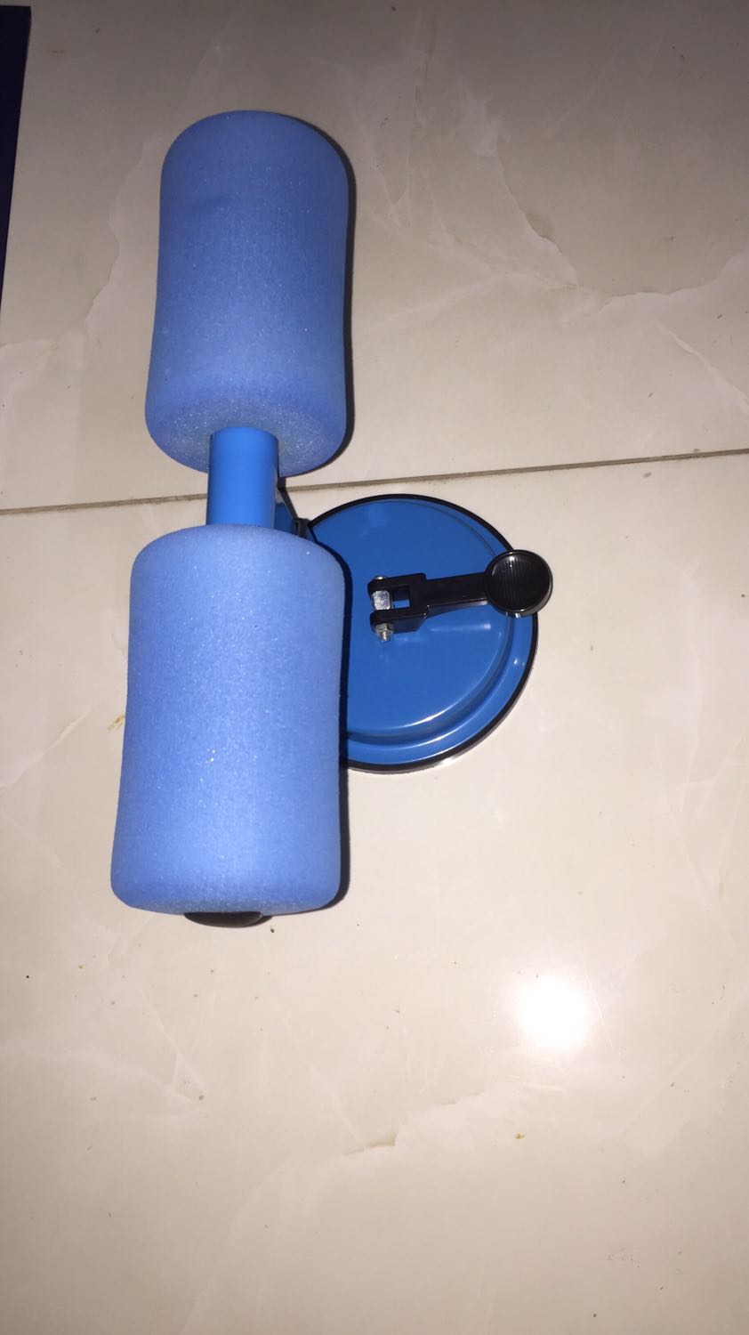 Bám dính sàn tốt, êm chân, tuy là phần thân trên kết nối phần đế có hơi lỏng tí xíu. Giá thành và sản phẩm zậy thì là ok rồi.