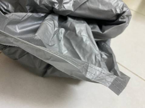 1.Tấm bạt là loại như áo mưa mỏng quá tệ, không đúng như trên hình mà shop giới thiệu trên trang bán hàng.
2. Sai kích thước của đơn hàng, đặt 2XL cho xe 7 chỗ nhưng giao tấm có kích thước chỉ phủ được xe 4 chỗ.