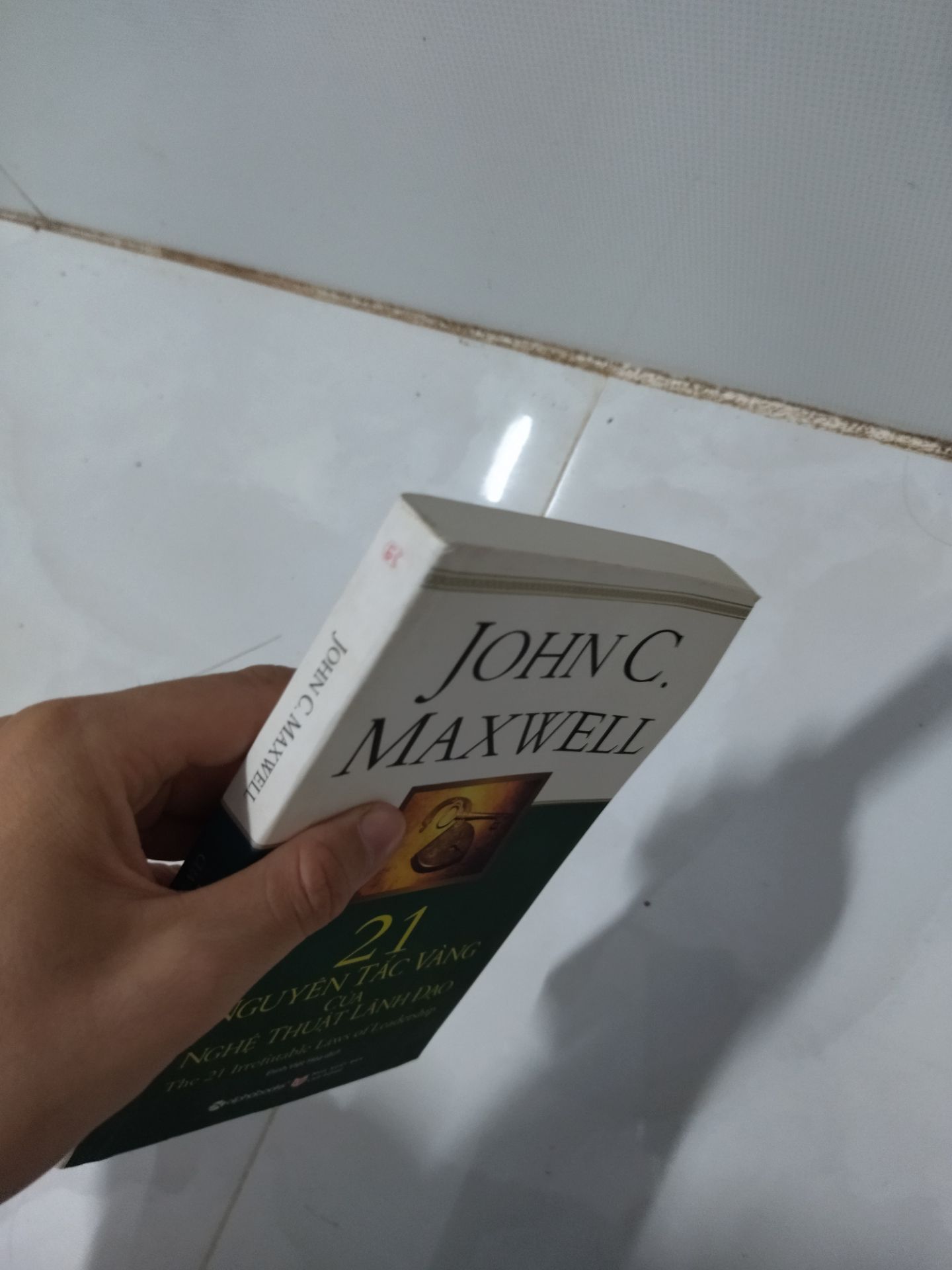 Sách không có vỏ bọc.  Tương đối cũ. Cũ hơn cả sách mình sử dụng cả năm.