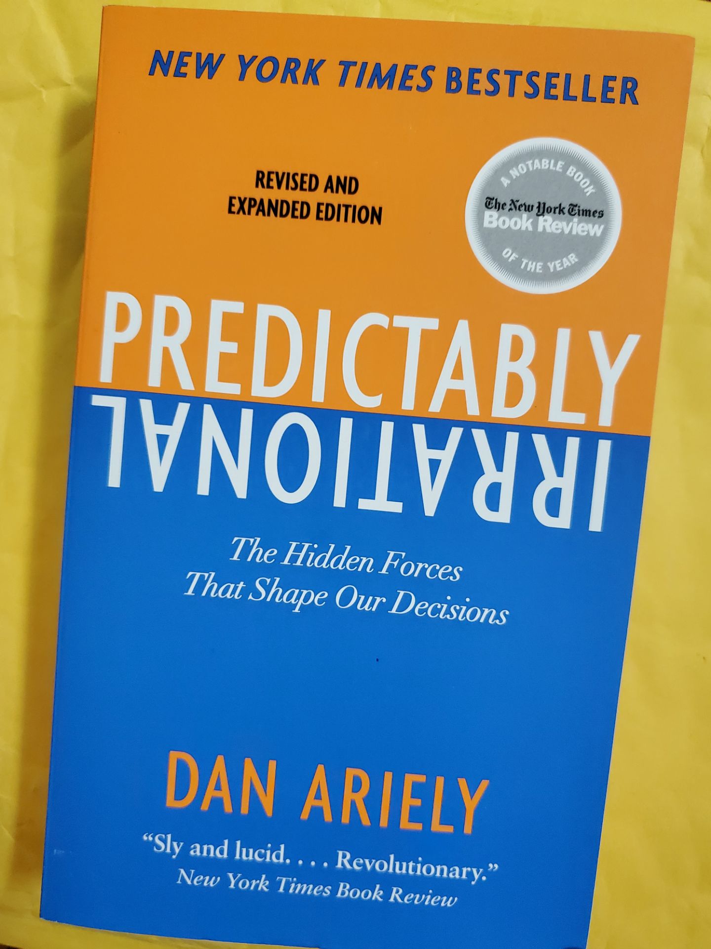 Shipper giao nhanh ngay trong ngày dù lúc giao cũng khá trễ, hơn 6h chiều rồi. Rất hài lòng.

Nhưng chất lượng sách thì tệ quá. Tệ nhất trong những cuốn sách ngoại văn mình từng mua. Chữ có những trang mờ nhòe (mình không hiểu sao chụp lên thì rõ hơn hẳn bên ngoài). Một số trang dính nhau phải dùng lưỡi lam rạch ra. Hình thức khác như bìa, góc, gáy thì mới ok không vấn đề gì. Chất lượng giấy thì mình quen rồi.