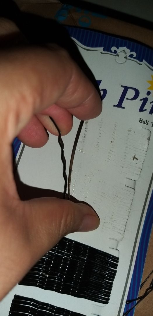 Tuy biết là giá cả đi đôi với chất lượng, nhưng mà suy cho cùng, được Tiki chấp nhận là NCC thì chất lượng cũng phải tạm ổn chứ?!
Nhận hàng, điều đầu tiên là thấy vỏ bọc ố, sơ xài, hệt như hàng thanh lý đồng giá 5K ở góc chợ nào đó. Tháo ra 2 dãy kẹp (15 kẹp mỗi dãy như hình) thì thấy hiện tượng lớp sơn bọc bên ngoài bị kéo theo, phần kẹp dưới lộ ra dấu tích rỉ sét và khá mỏng.
Kẹp lên tóc thì khá yếu, không giữ được tóc (dù dùng đến 3 cái kẹp, phải chăng do tóc mình nặng quá???)
Kết cục của 60 cái kẹp với giá 12K là bị bỏ xó vì mình không thể sử dụng được.
*Mình chia sẻ cảm nhận về sản phẩm thực sự, không có ý muốn đổi hàng, nên Tiki không cần alo để khuyên mình đổi hàng như mọi lần nhé.