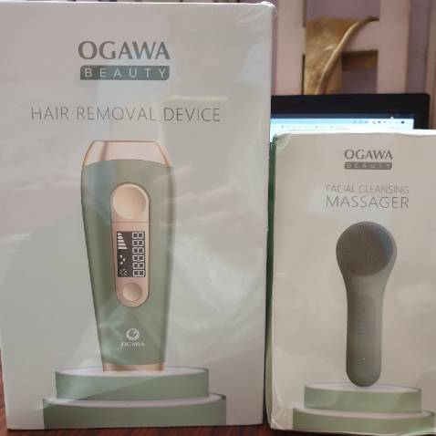 Đã dùng được 3 lần, trong 2 tuần, chưa giảm lông rõ rệt. Đợi dùng xong 2 3 tháng sẽ quay lại review tiếp. 

Máy có 500500 xung sáng , tính ra mỗi tuần 1 lần thì cũng được mấy chục năm 😅
Tia sáng mạnh mẽ, bắn rất nóng nếu chọn mức 4 trở lên, bạn phải can đảm lên nhé 😂

Lần mua khuyến mãi vừa giảm giá vừa tặng máy rửa mặt. Mình quyết định mua hãng này thay vì cây màu hồng quốc dân Halio vì thấy hãng có nhìu cửa hàng bán ghế massage nên chắc thương hiệu ổn. Cộng khuyến mãi lớn