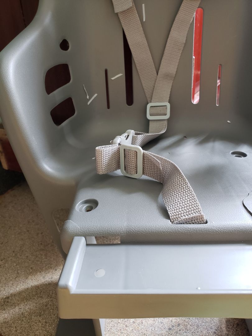 Mình nhận được hàng và mở ra thì thấy xe ngồi bị nứt, bể như hình. Mong Tiki giải quyết sớm giúp.