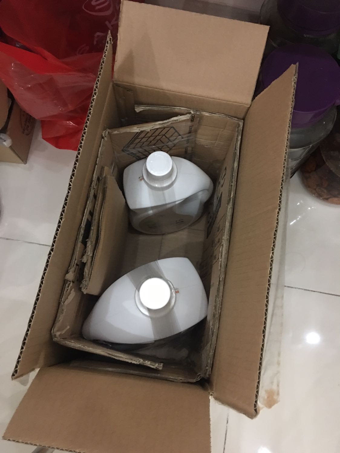 Đóng thùng kỹ, chèn tứ bề. Mùi thơm dịu, không lưu lâu trên vải. Với các vết bẩn thì mình chịu khó ngâm 15p trước khi giặt là okie hết !