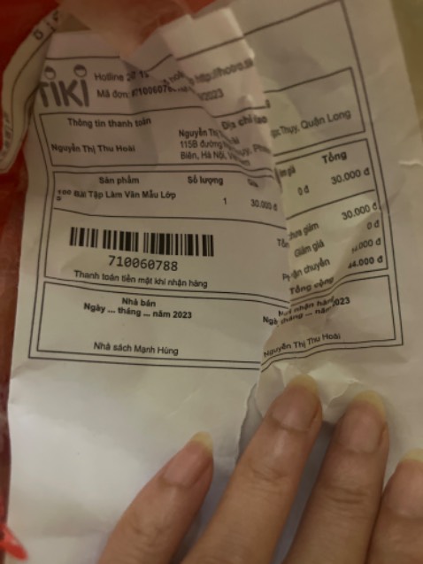 Đặt mua sách 100 bài làm văn mẫu lớp 5 nhưng lại giao sách bồi dưỡng học sinh giỏi toán 9. Tệ hơn nữa là sách giao còn bị rách 1 góc bìa ( như hình). K hiểu nổi luôn!