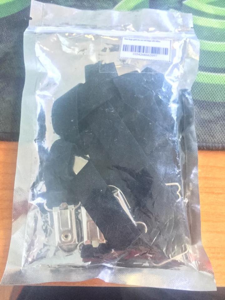 Đã sử dụng trong vòng 1 tuần qua.
Tác dụng giữ áo thỏa mãn mong đợi.
Chút vấn đề nhỏ là thỉnh thoảng dây đai sẽ quấn vào lông chân gây đau như giật lông vậy.
Sản phẩm hoàn thiện chưa mỹ mãn, riêng đôi mình nhận chốt khóa 1 cái bị lỏng (kẹp vào vẫn di chuyển được) ngoài ra, kẹp tăng giảm độ dài còn cạ vào da thịt gây rát nhẹ.