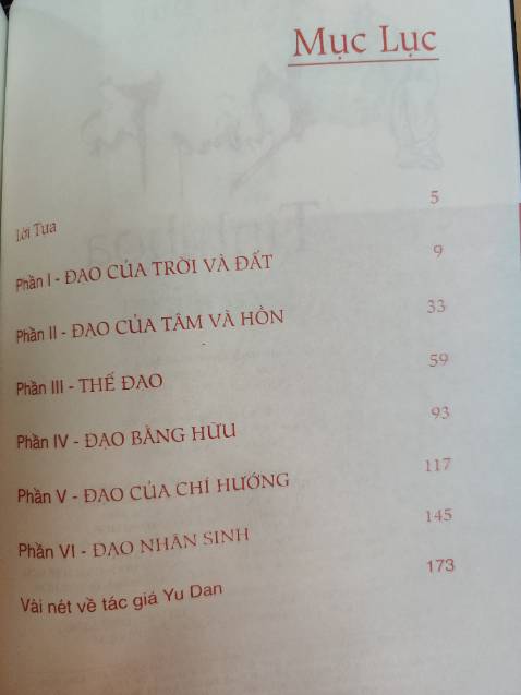 Hình thức: sách mới có kèm bookmark, không còn seal. Sách của First News gần đây đều cho in có thêm 1 màu nhìn khá nổi bật. Văn phong dịch tương đối nuột, ít lỗi chính tả. Nội dung: những tư tưởng, lời dạy quen thuộc của Khổng tử được Yu Dan lồng ghép vào thực tế cuộc sống hàng ngày (chủ yếu ở TQ), trong hướng xử trí tổng hòa giữa các mối quan hệ anh em, bạn bè, gia đình & xã hội. Ngoài các ví dụ dẫn chứng chủ yếu từ Luận Ngữ, tác giả cũng phối hợp tinh nhuần những điển tích Thiền ngữ cũng như từ các triết gia, thi nhân nổi tiếng khác của Trung Hoa. Nhìn chung là một tập sách mỏng khá thú vị, sẽ đọc tiếp phần 2 "Khổng tử tâm đắc" để có cái nhìn đầy đủ hơn về những tinh túy trong tư tưởng & triết lý sống của một bậc thánh hiền.