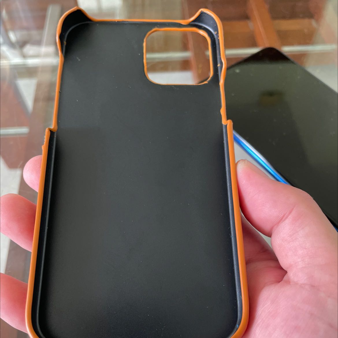 Chất lượng ốp ko phù hợp với giá tiền, 120k là quá đắt.
Ốp ko vừa khít với điện thoại.
Các đường viền cũng khá nham nhở