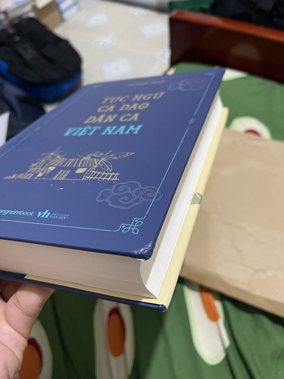 Sách bị cấn móp nặng các góc, bìa sau bị xước nặng, không thể chấp nhận cho một cuốn sách mới còn seal mà như thế này được, nhìn các bạn khác mua được cuốn ko lỗi mà buồn ghê