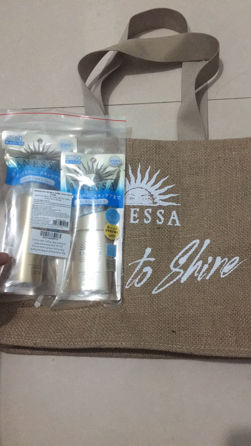 Giao hàng nhanh hơn dự kiến, chất lượng sp Tốt
Mua đợt sale nên giá tốt, mình được tặng kèm túi cói của Anessa, túi rất đẹp