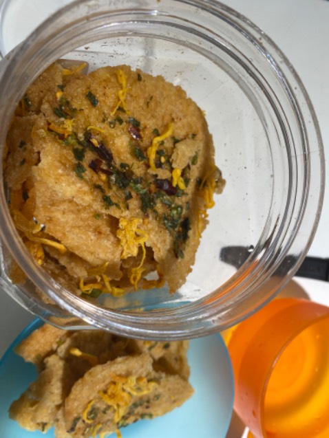 Vị cơm hơi nhạt.