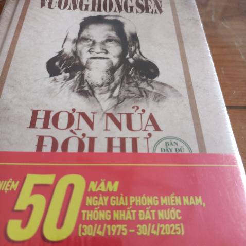 Tuyệt vời hơn nữa! Khi cầm quyển sách này trong tay của mình, một nguồn tư liệu rất quý từ học giả lừng danh Vương Hồng Sến.
 Xin trân trọng kính chào Bác! Đồng thời cảm ơn Tiki trading rất nhiều.