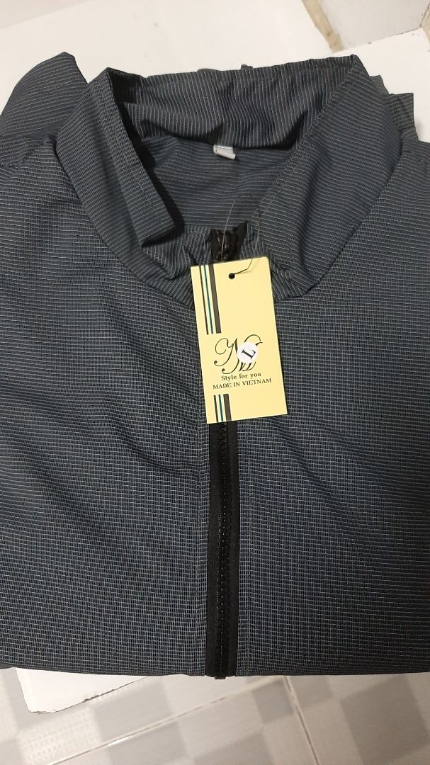 Áo khoác dày , chống nước tốt đường chỉ may rất chắc chắn , đúng mô tả , túi có dây kéo , có túi trong , giá ca ok hợp li, giao nhận nhanh áo đẹp ! Thank shop và tiki nhé