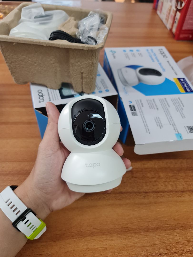 Mẫu mã đẹp. app chạy nhanh, ít bị delay như mấy mẫu camera Trung Quốc. 
Được 1 cái ưng nhất là có thể chạy 4 camera cùng lúc trên màn hình trên app giống như camera sử dụng box.
1 điểm trừ là màu sắc và độ nét vẫn ko bằng yoosee. Hy vọng các bản cập nhật sau sẽ nâng cấp được xử lý hình ảnh và màu đẹp hơn