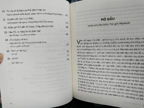 Khổ sách nhỏ hơn mình nghĩ, xoè cả bàn tay là ôm trọn. Còn lại thì tốt tốt, ngoài hình đen trắng ở từng chương (về các bộ phim dấu mốc của Miyazaki), thì còn có một tập hợp ảnh màu ở giữa sách~ bạn nào mê Ghibli hay muốn đi vào vào thế giới phim của Ghibli thì nên mua cuốn này nhen.