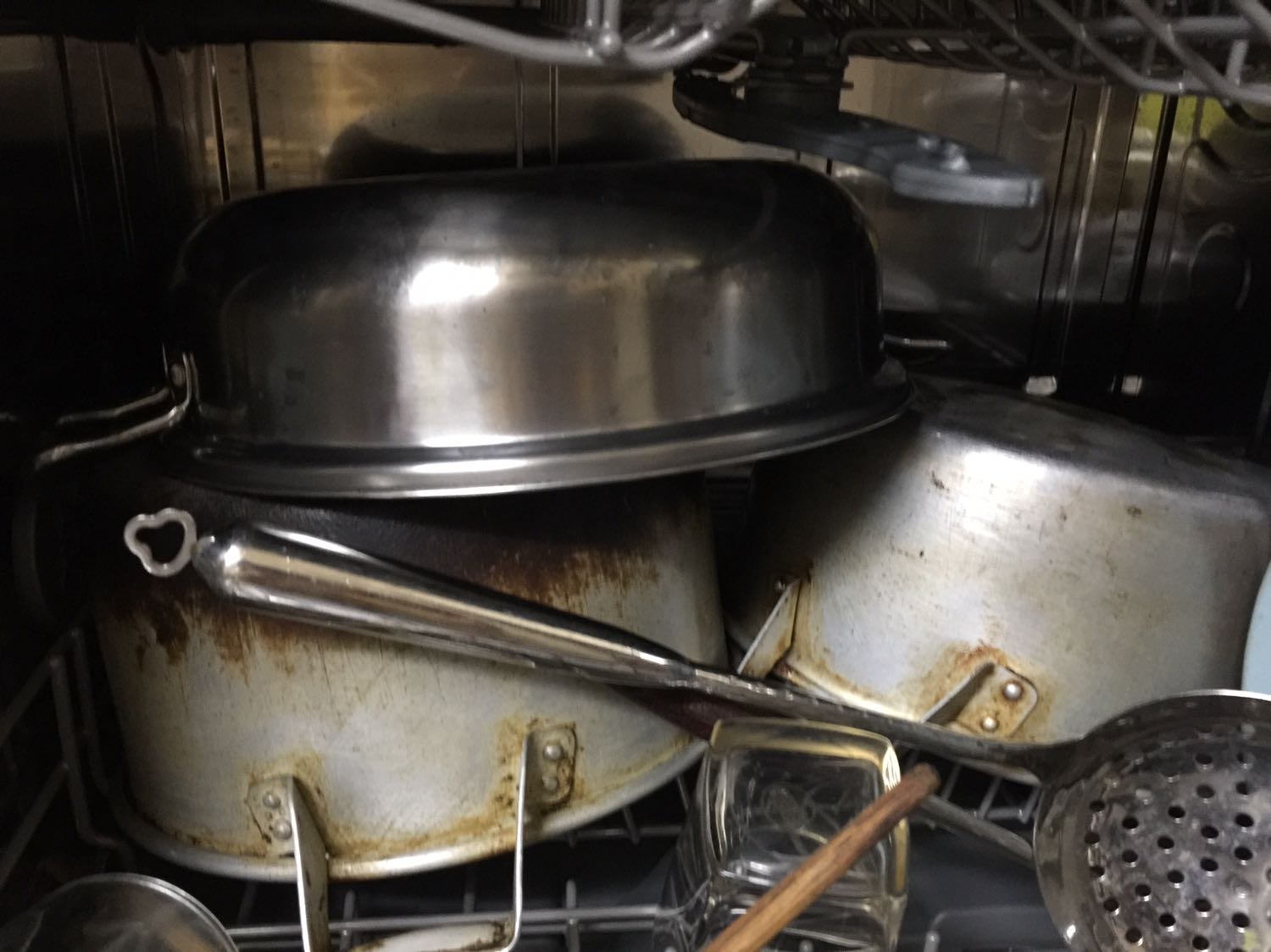 Lúc đọc bình luận của mọi người về dịch vụ lắp đặt, về các vấn đề hoạt động của máy em cũng hồi hộp lắm, nhưng máy giá tốt và vẫn có rất nhiều đánh giá 5* nên em vẫn quyết mua. Dịch vụ lắp đặt rất ok và bạn nhân viên rất nhiệt tình. Nhà em phải khoan đục lắp ống nên thêm tiền thì bạn nhân viên cũng báo trước. Em đã dùng 2 ngày và rất hài lòng. Đây là 2 mẻ của nhà em. 
- Hôm đầu, em rửa ít, dùng chế độ ECO 3.5 tiếng
- Hôm sau, mẹ em bảo thử chế độ QUICK 30 phút xem sao. Mặc dù nhà em dồn bát 2 hôm (khay dưới bên ngoài là đĩa thìa đũa, bên trong là 3 cái nồi rất rất to). Em bấm bụng bảo ko sạch thì rửa chế độ khác. Thế mà vẫn sạch bong sáng bóng ạ