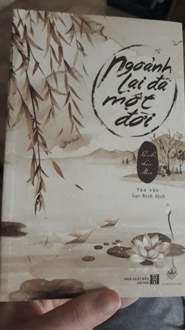 Mình mua sách từ tháng 2/2020, đến giờ mới đọc trọn vẹn cuốn sách. Nội dung bình dị, khơi gợi cho người đọc về ký ức miền sơn dã đặc trưng của Trung Quốc. Nhưng không biết do lỗi in ấn bên xuất bản như thế nào mà sách không có các trang từ 305 đến 312 (sách nguyên vẹn, không có dấu hiệu bị xé rách). Hy vọng các bản mới tái bản sẽ không bị mất trang như vậy.