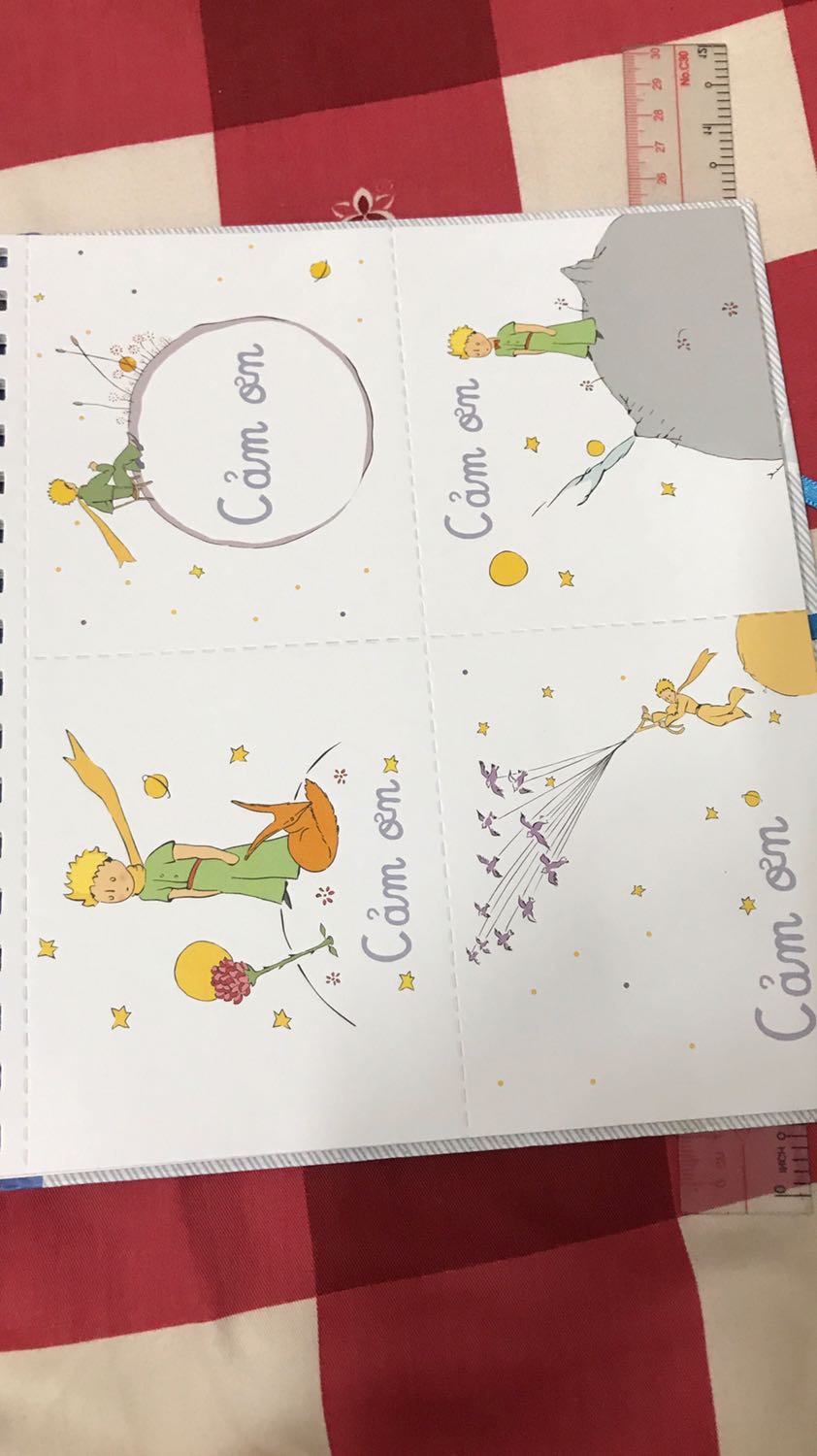 Thật ra thì sách dơ nhiều chỗ. Phong bì trong sách thì bị gấp nếp chèn ép. Nhưng mình vuốt thẳng lại rồi. Nói chung ngoài dơ ra thì sách đáng yêu. Phù hợp với nhà nào có bé trai và muốn lưu những kỷ niệm của em cùng gia đình. 
Cuối trang có thiệp cảm ơn và sticker dán lên phong bì thiệp cảm ơn.