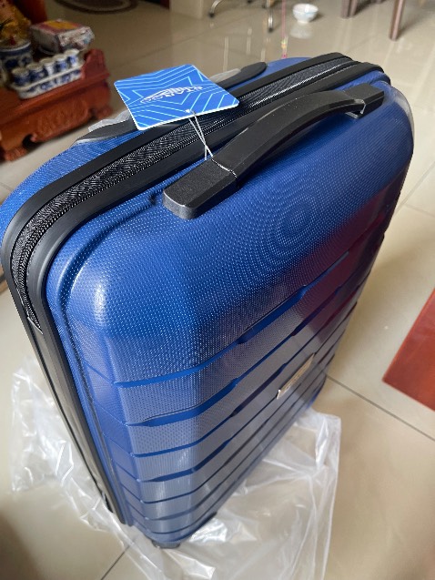 Giao đúng sản phẩm và đúng hẹn. Vali nhỏ nhắn xinh xắn, và chắc chắn nữa. Giá cũng đang hạt dẻ nên rất ưng.