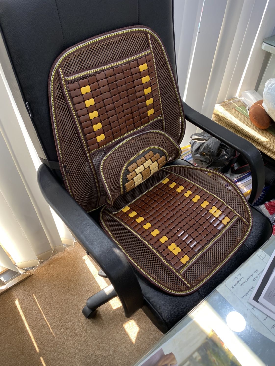 Giao hàng nhanh chóng, vừa với ghế, ngồi không bị nóng nhưng hơi trơn, tựa lưng ra ghế thì mông bị trượt đi ?