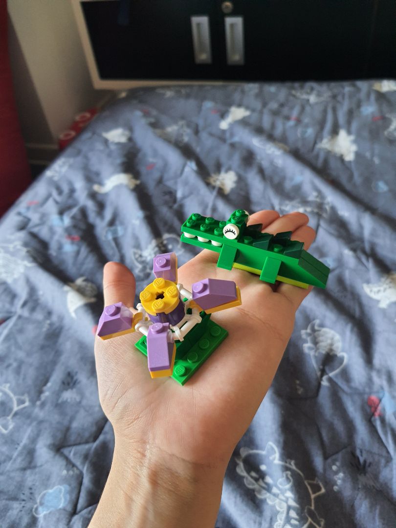 Shop gói hàng chắc chắn. có chống sốc.
Nhựa đẹp, cứng cáp, tinh xảo.
Các chi tiết bé. theo mình phù hợp với các bạn 4t trở lên vì cần phải quan sát, sự khéo léo, tỉ mỉ mới ghép dc. 
Bạn 3t nhà mình chưa biết ghép theo hình mẫu của sách. Ở nhà cũng chơi Puzzle 4 5 6 mảnh các con vật, các phương tiện giao thông thì ghép tốt chứ bộ này chi tiết bé ghép linh tinh dc cái nào thì dc thôi haha.