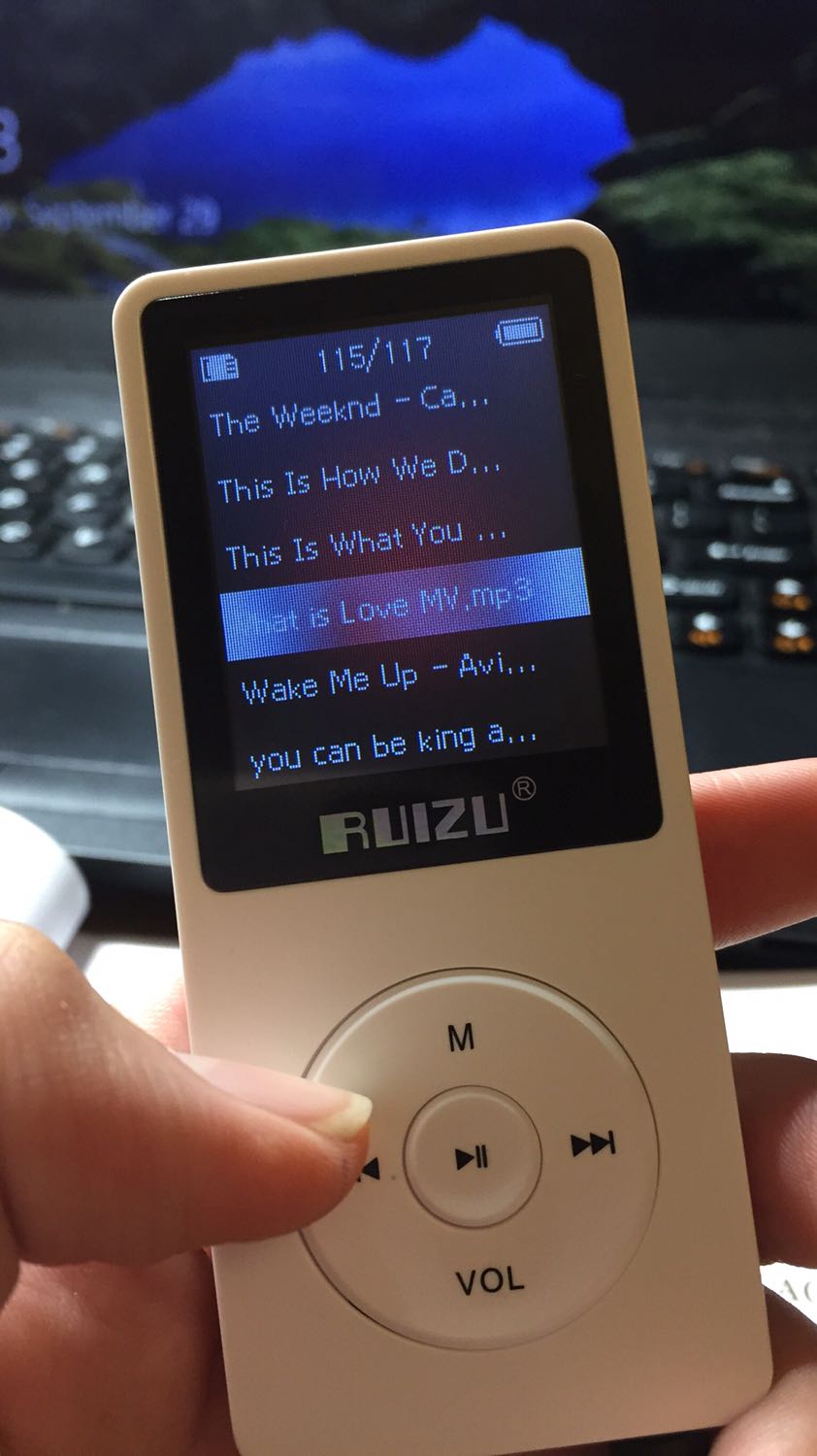 Dùng rất ổn nhé, thấy dùng từ nhạc đến radio đều tốt cả, dùng được tầm 8h vẫn còn nhiều pin nhưng cứ sạc cho đầy. 5 sao cho shop