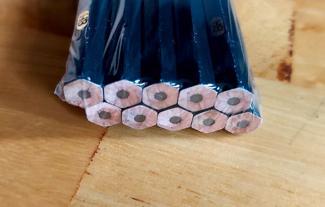 Rẻ mà đẹp, chỉ 15k vừa có cả bút và gọt bút chì. 
Dịch vụ tốt, giao hàng nhanh (sớm hơn hẹn). Rẻ mà đẹp, chỉ 15k vừa có cả bút và gọt bút chì. 
Dịch vụ tốt, giao hàng nhanh (sớm hơn hẹn).