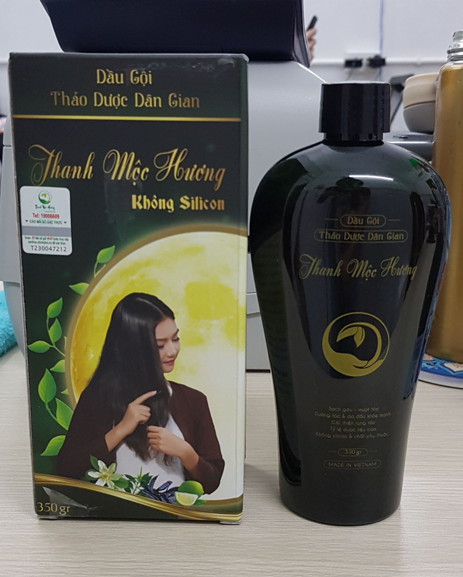 mở nắp ra dầu gội thơm mùi thảo dược ?
đọc review thấy dầu gội sử dụng ok nên mua dùng thử.
mong là có kết quả như mong đợi.