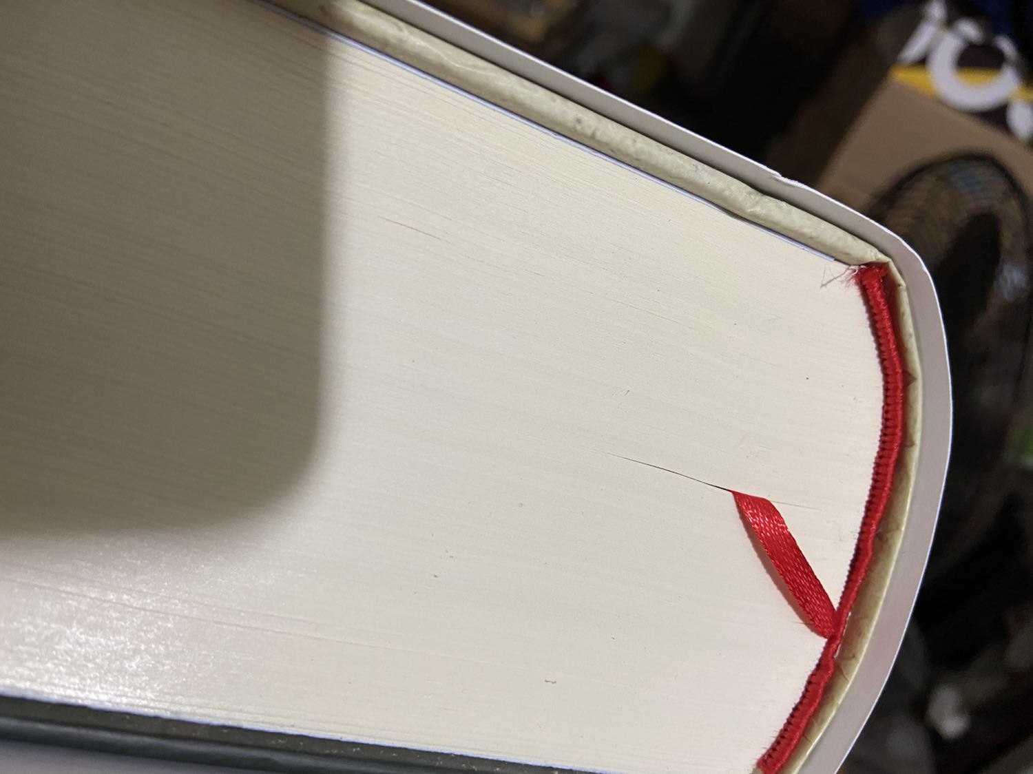 Quyển sách nặng và sẽ rất rất nặng trên tay ai gầy yếu, mỏng manh, cầm lâu sẽ rất mỏi tay. Sách phù hợp cho những ai có sức khỏe tốt để cầm lâu, dân tập thể hình, tăng tính thể lực, thêm mức chịu đựng thông tin - dữ liệu - dữ kiện nhiều cho bộ não. Sẽ cần độ kiên nhẫn rất nhiều để đọc và tìm hiểu hết quyển sách...

Quyển sách dù in xong và nộp lưu chuyển từ năm 2019 nhưng sách vẫn rất mới hỏi móp góc và bụi bám. Sách bìa áo dày dặn cực kỳ tuyệt vời

Sách liên kết gáy và bìa hơi lỏng lẻo khi sức nặng liên kết của 1504 trang sách phải gánh là rất lớn khi cầm, khi vận chuyển, khi để trên kệ một thời gian dài...

Theo mình nghĩ thì Sách in dày vì tách quyển chưa chắc người mua sẽ mua đủ bộ, rồi tính kiểm duyệt tập 1, tập 2 cũng sẽ lằng nhằng không thống nhất, rồi thời gian in xuất bản từng tập có thể sẽ bị hoãn vì các lý do, chi tiết bị cho là mang tính nhạy cảm, tế nhị. 

Tiki giao hàng nhanh. Nhân viên vận chuyển cực kỳ tốt!!!