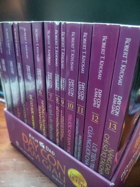 Tiki giao hàng cực nhanh. 11h30 đặt 4h chiều là giao tới dù trời mưa. Shipper thân thiện. Mua tiki nên an tâm về sách thật. Lần trước mua khi chạy quảng cáo trên T*k t*k bị lỗi 9 tả tùm lum rồi bỏ luôn.