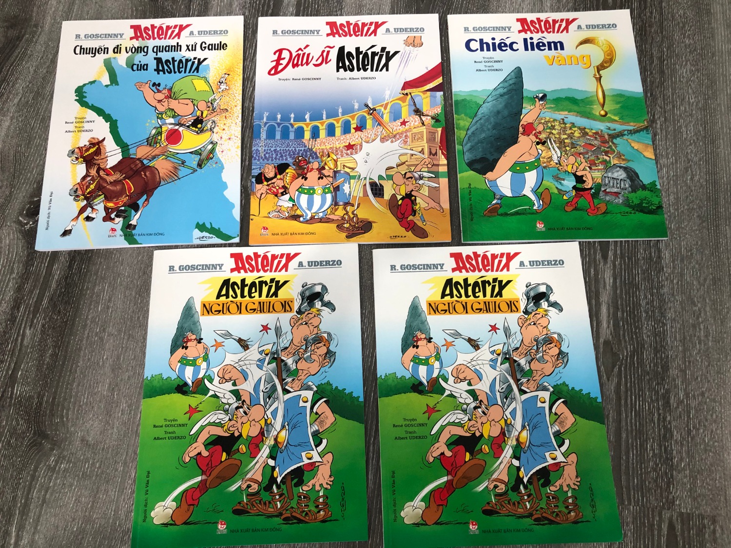 Đặt cả bộ 5 tập mà thiếu "Astérix Và Người Goth", Tiki lại giao trùng 2 quyển "Asterix Người Gaulois", chờ giao hàng lâu mà lại còn sai, thật thất vọng. Cái này lỗi Tiki chứ không phải lỗi sản phẩm nên mình vẫn sẽ đánh 5 sao cho sản phẩm, nhưng rất buồn Tiki
