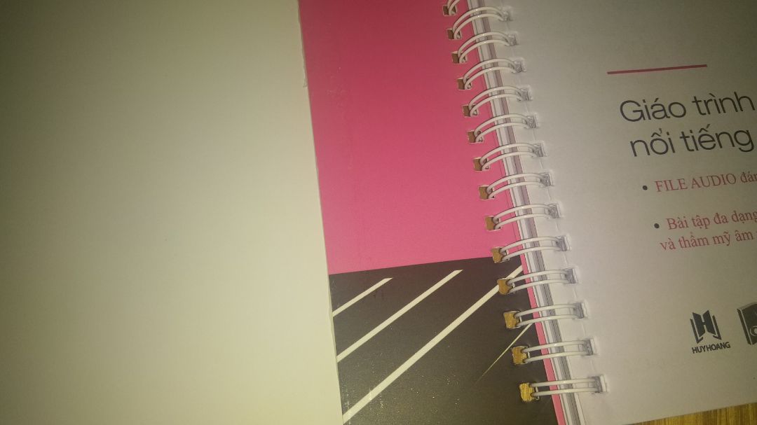 bản sách nằm ngang rất tiện đặt trên giá đàn. điểm yêu thích nhất ở lần xuất bản này là cuốn sách được gia cố chắc chắn ở phần bìa cạnh gáy lò xo giúp quyển sách khó rách bìa hơn. thứ 2 là những phần khó tập đã được in màu giúp tập trung chú ý dễ dàng hơn. đây là quyển Essor tốt nhất tại Việt Nam đến thời điểm hiện tại. 5 sao cho sách công ty Huy Hoàng.