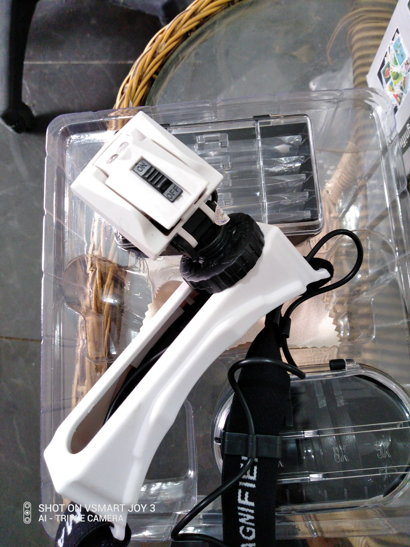 khi mua có đề chống nước, nhưng khi nhận hàng thì phải kiêng cữ nước. độ sáng thì tiền nào của nấy nên ko đòi hỏi nhiều. thiết kế dây đep về phải độ lại chứ để như zin dễ bị bung.