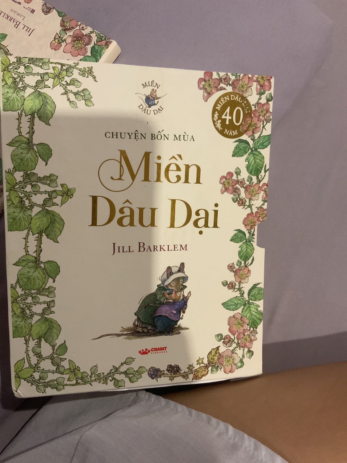 Sách in đẹp, tranh đẹppp, giấy tốt, mỗi tội dính keo quá ạ, và bị một lỗi nhỏ như vầy. Ngoài ra tựa sách ngoài hộp còn bị in lệch nữa, không biết có phải do lỗi in ko ạ?