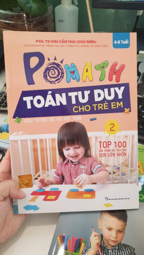Mình đã mua trọn bộ 4 cuốn PoMath - Toán tư duy này. Kiến thức về toán (phạm vi đếm và ứng dụng) sẽ tăng dần từ tập 1 đến tập 6. Mỗi tập sẽ có các bài Toán kiểu ứng dụng vào đời sống và góc sáng tạo cho trẻ (không chỉ làm tính mà còn vẽ, ghép hình). Các trang đều có tranh màu sắc sinh động.
Tập 2 này giúp trẻ làm quen về hình khối, độ ngắn dài, thêm bớt số lượng, vẽ sáng tạo từ con số thành con vật. Cuối sách có cả 1 trang sticker để trẻ dùng cho sáng tạo nữa.