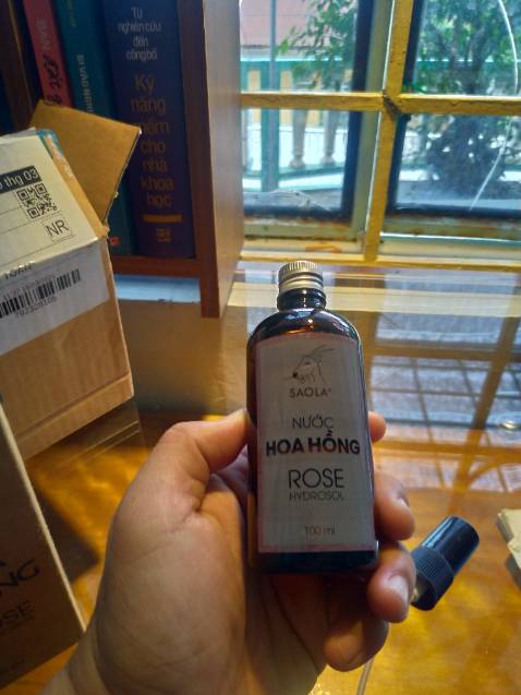 Sản phẩm được đóng gói rất chỉn chu, bao bì thân thiện, có tặng kèm vòi xịt dùng rất tiện. Mùi thơm tự nhiên dùng rất thích. Rửa mặt sạch, lau khô rồi xịt lên da mặt cảm giác rất đã. Sản phẩm được đóng gói rất chỉn chu, bao bì thân thiện, có tặng kèm vòi xịt dùng rất tiện. Mùi thơm tự nhiên dùng rất thích. Rửa mặt sạch, lau khô rồi xịt lên da mặt cảm giác rất đã.