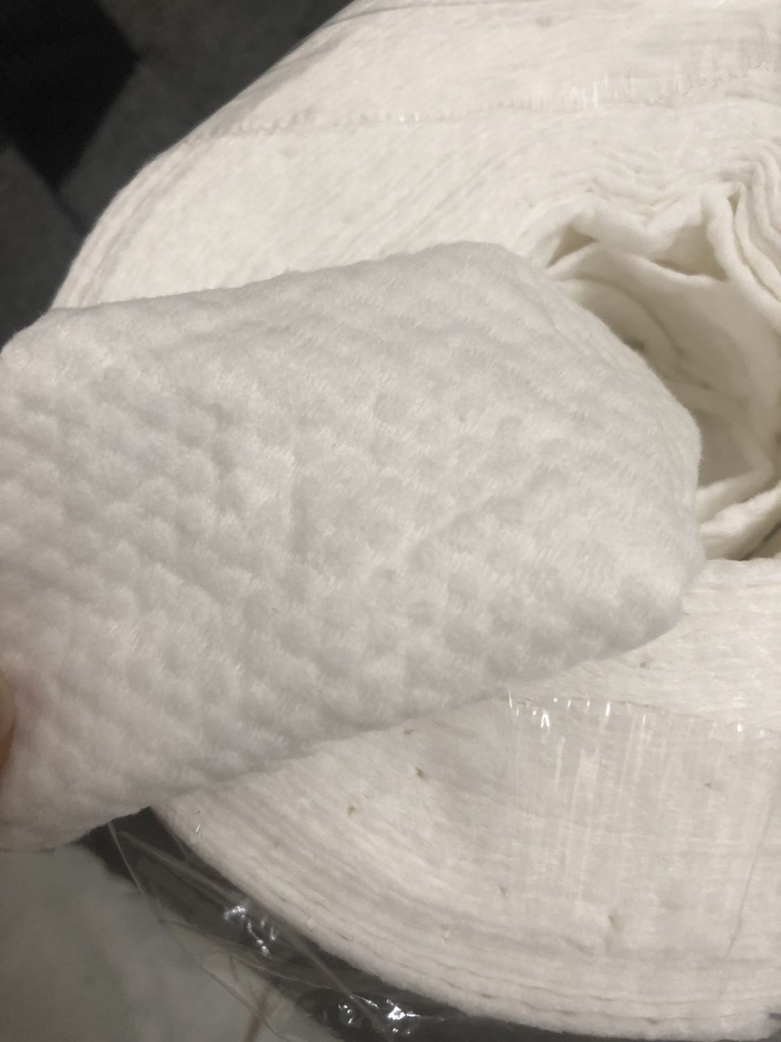 Shop chuẩn bị và giao hàng rất nhanh. Khăn mềm, không có xơ bụi vải, mình có cắt nhỏ làm bông tẩy trang vô cùng tiện lợi