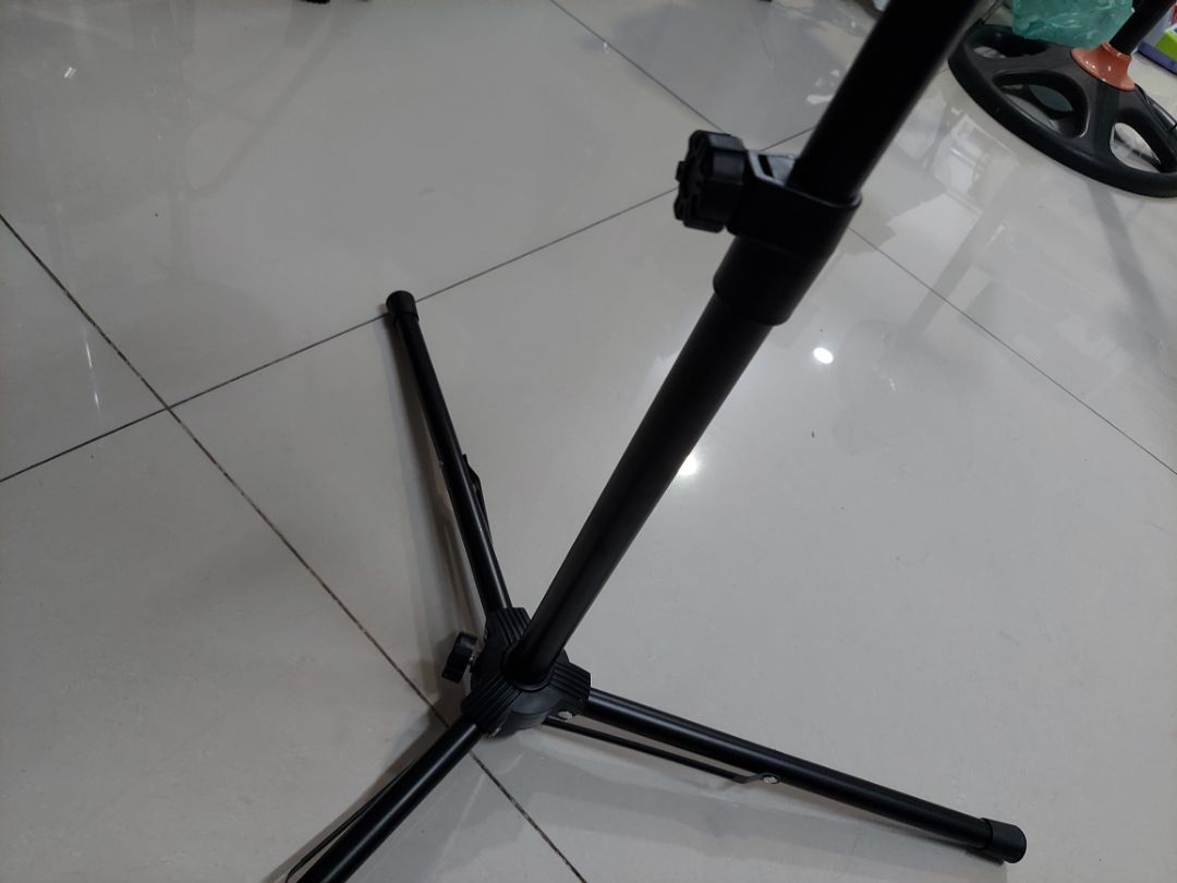 Thấy đóng gói cũng tạm đc mà sao bị trầy 1 góc, ko biết bị trước khi đóng gói  ko nữa.