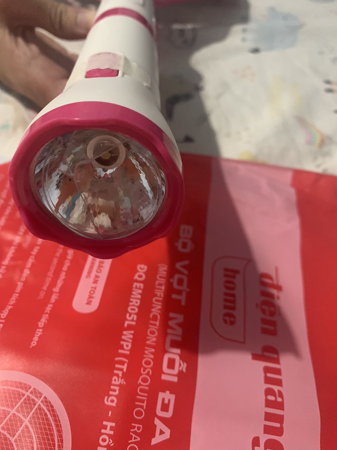 Lúc khui hàng thì thấy bóng đèn ở đầu tay cầm bị nứt và bể.