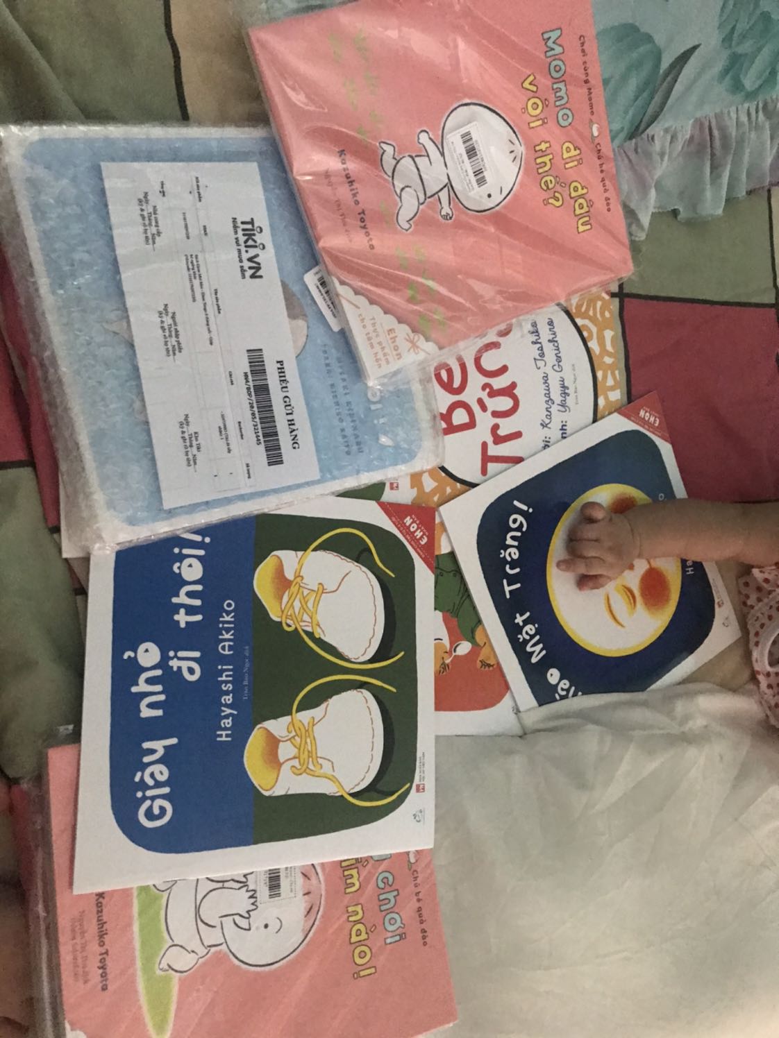 Đẹp, màu bắt mắt giống hình.
Mở ta bé nhà rất hào hứng