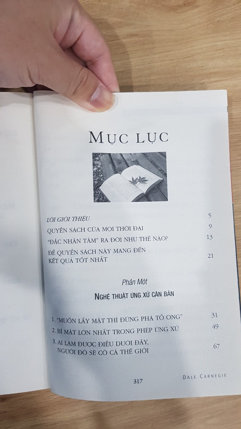 Đây là 1 cuốn sách ai cũng nên đọc. Nội dung sách là những nguyên lý căn bản nhất dạy về cách đối nhân xử thế. Đọc các ví dụ trong sách nhìn lại bản thân mình thấy được nhiều hành động mà bản thân cần phải sửa. Chất lượng giấy của sách lại hơi tệ.