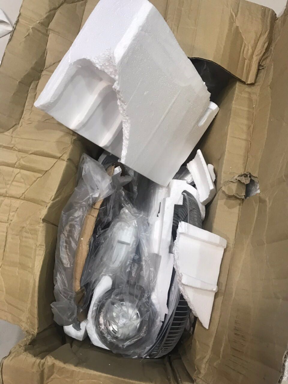 Tiki thu phụ phí chở hàng cồng kềnh mà khi nhận hàng thùng bị móp méo, xốp bên trong vỡ nát hết. May mà quạt ko sao.