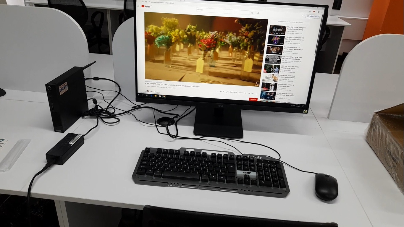 Ưu điểm lớn nhất của chiếc Lenovo thinkcare này là máy nhỏ gọn, kích thước chỉ tầm 1 gang tay, dễ dàng di chuyển vì cân nặng cực kỳ nhỏ nhẹ 1,5 kg.

Về cấu hình, máy cấu hình I 7, chạy mạnh mẽ, đặc biệt là phần Ram, máy bàn này sử dụng cấu hình Ram Laptop

Máy này phù hợp làm việc như 1 chiếc Laptop, mà là máy bàn, màn hình to đẹp, đáng dùng các bạn nhé