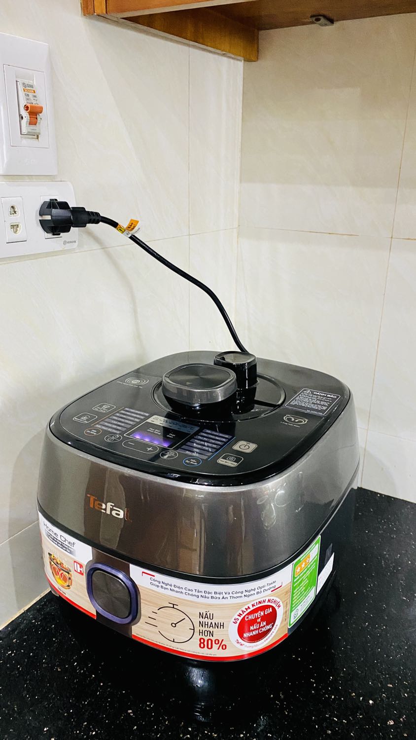 Mới nhận, chưa dùng nên chưa đánh giá chất lượng nồi, chỉ đánh giá về bán hàng. Chọn giao hàng tiki now nhưng shop tiểu xảo tách hàng km đi kèm là tikinow còn hàng chính là tikifast. Nhưng cũng ko dám giao hàng khuyến mại trước. Tóm lại ko đúng cam kết về phương thức giao hàng, khách trả tiền chuyển nhanh nhưng phải nhận chuyển hàng tiết kiệm.
Về bộ nồi khuyến mại đi kèm, vẫn biết hàng km thì khó mà đòi hỏi tốt nhưng ko nghĩ tệ đến mức thế. Nồi mỏng dính, inox kém, đáy nồi mới cho nước vào đun thử xem nhận bếp không thì đã không còn bằng phẳng, kêu rất to. Dùng sợ hỏng bếp (bếp Bosch).