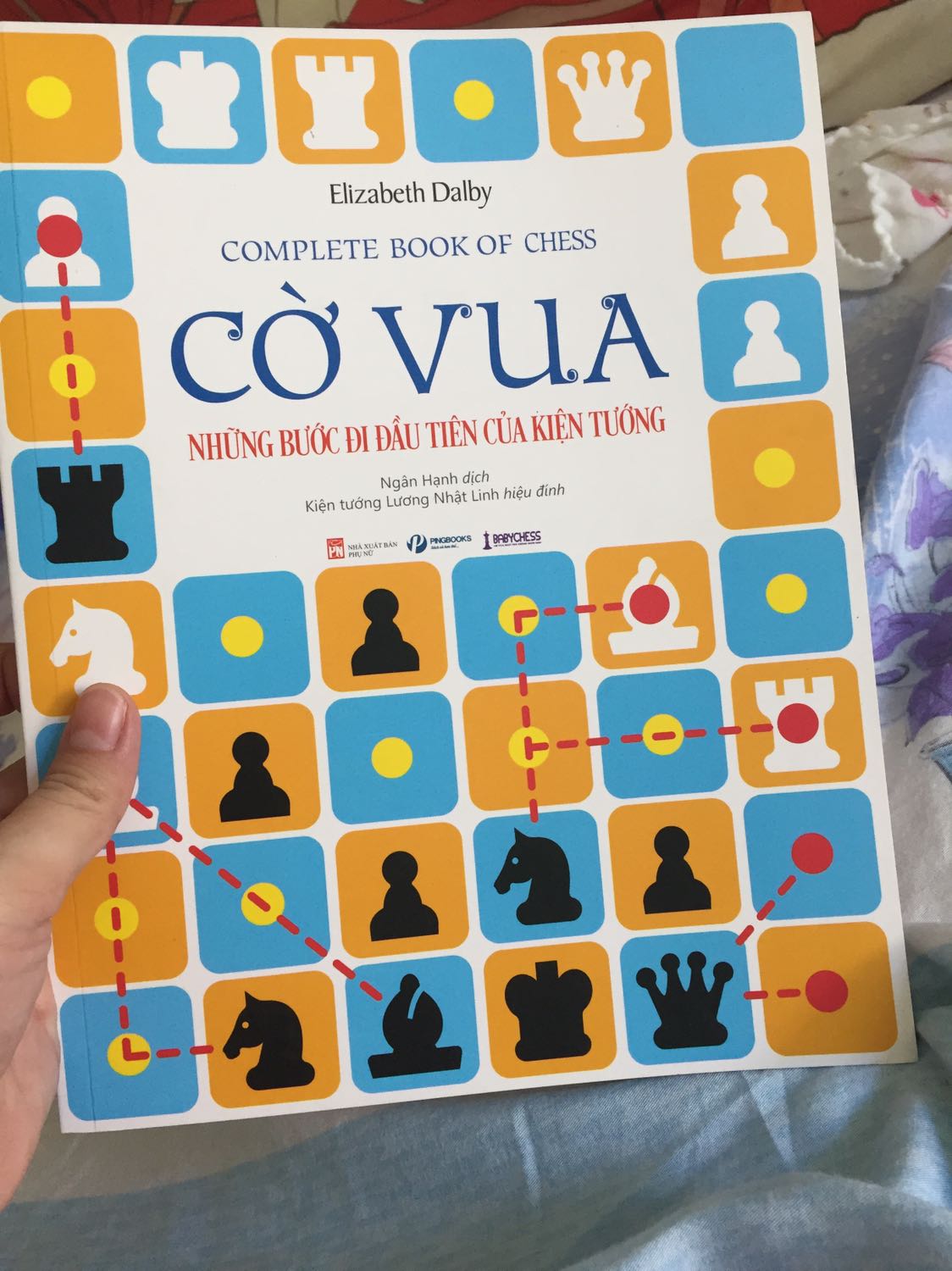 Sách giấy màu nên nhìn rất thích. Hướng dẫn chi tiết và vui nhộn, người lớn hay con nít gì cũng có thể dùng được. Mình đã đặt thêm quyển thứ 2 để tặng cho cháu. Ngoài ra tiki giao hàng nhanh hơn mong đợi, đặt hôm nay thì hôm sau đã có rồi. Nếu mua sách thì tiki là lựa chọn tốt nhất.