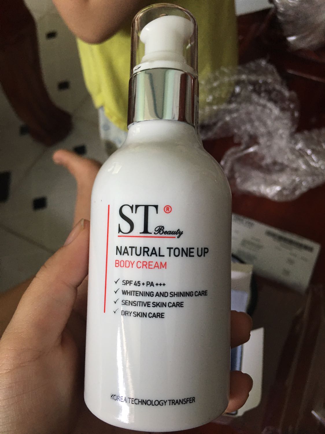 Tẩy tế bào chết xong xài bé này lên là perfect luôn á mn. Mùi thơm lưu khá lâu trên da, mình bôi từ chiều hôm qua đến sáng hôm sau vẫn còn thoang thoảng mùi. Độ thấm thì khỏi chê, vừa bôi lên đi rửa nước cũng chỉ hơi mất đi một xíu, thấm nhanh làm trắng da tức thì lên hẳn mấy tone, rửa nước ko bị nhả kem như kem trộn. Còn về độ trắng thì sử dụng lâu dài mới biết được . Nhưng nchung cực kì ưng ý với bé này